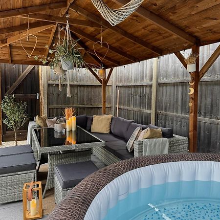 Barn With Hot Tub Villa Goff's Oak Bagian luar foto